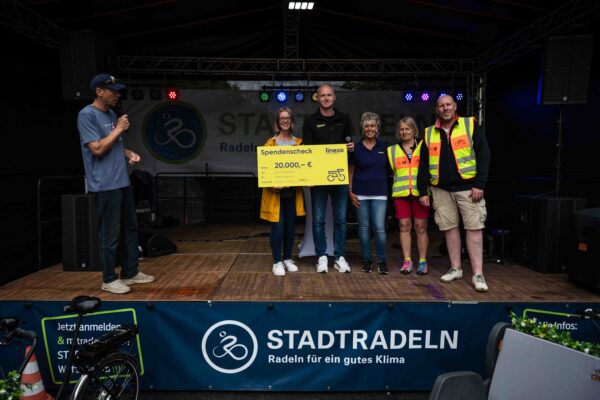 Spendenübergabe auf der Stadtradeln Bühne, von links Stefanie Eichel (Radeln ohne Alter/anouvis e. V.), Sören Hirsch und Marion Wessel (linexo by Wertgarantie), Angela Jordan und Michael Maertce (Ehrenamtliche) / PHOTOVISION-DH, linexo